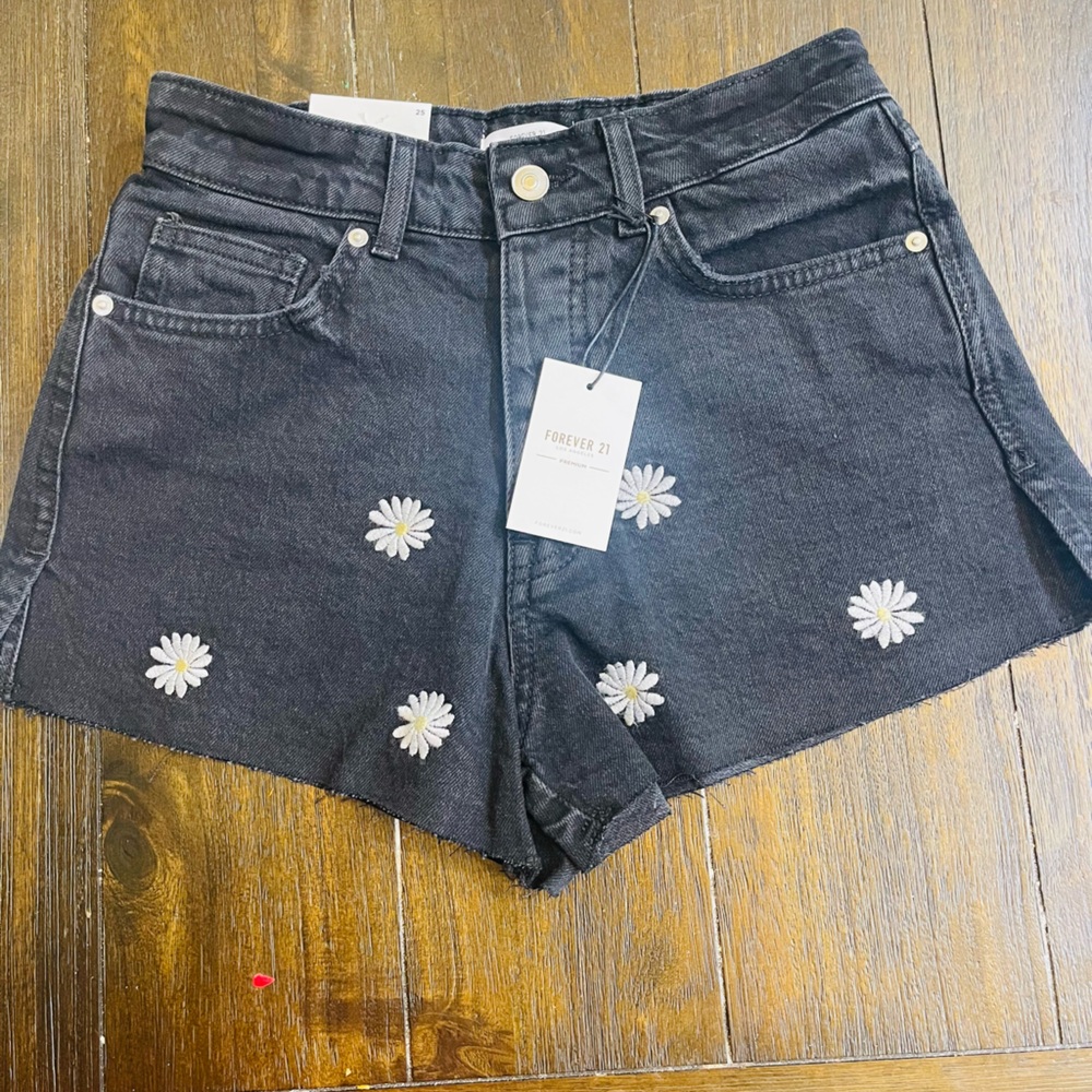 NWT Forever 21 size 25 Black Daisy Embroidered Jean Shorts